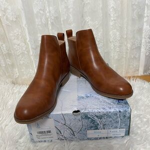 “Mafulus” Round Toe Ankle Booties SZ: (8) Low Heel, Zipper Side NWB Cute :)